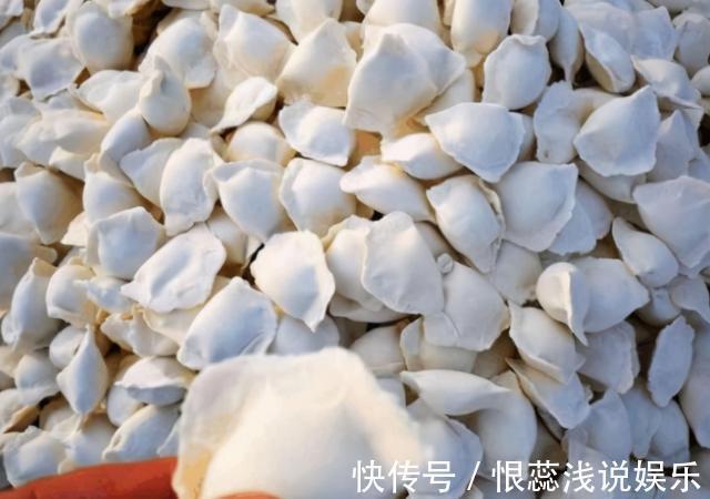 煮冻饺子,最忌开水下锅!记住3个技巧,爽滑筋道,不开裂不破皮