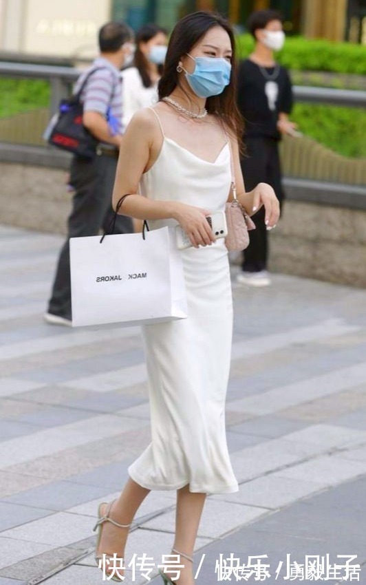 吊带长裙 白色吊带长裙,简约时尚又有魅力,女人味十足