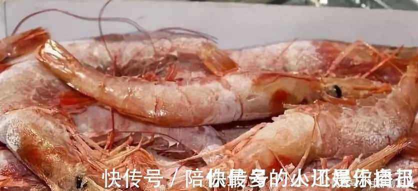 去虾线别再只用牙签了，卖虾老板教我一招，不用任何工具两秒一个