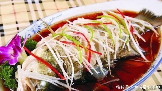 美味|大厨教你“清蒸鱼”专业做法,鱼肉鲜嫩又美味,营养全面老少爱吃