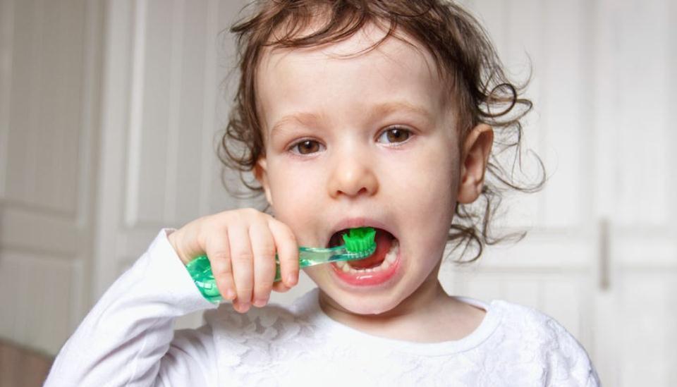 刷牙|让小孩子刷牙很困难？习惯敏感期在家用4个方法让娃爱上刷牙