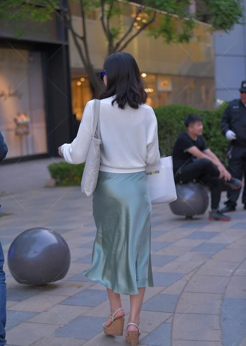 连衣裙如何穿出高级感？版型很重要，面料也很重要