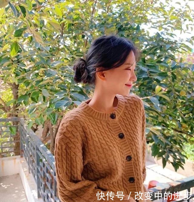 针织衫 短裤、凉鞋收起来吧!入秋后流行这样穿,时髦显瘦又有气质!