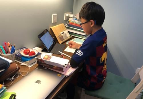 学生大喊“奥特曼”名字，校方8字为由进行劝退，家长为何称快？