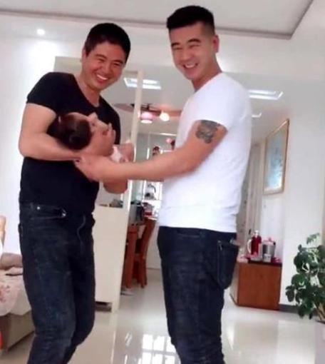 遛娃|“冻龄爷爷”走红,楼下遛娃被误认为是孩子爸爸,网友:真时髦