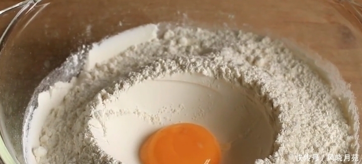 1碗面粉1个鸡蛋，教你早餐新做法，手没碰面就做好，比油条还好吃