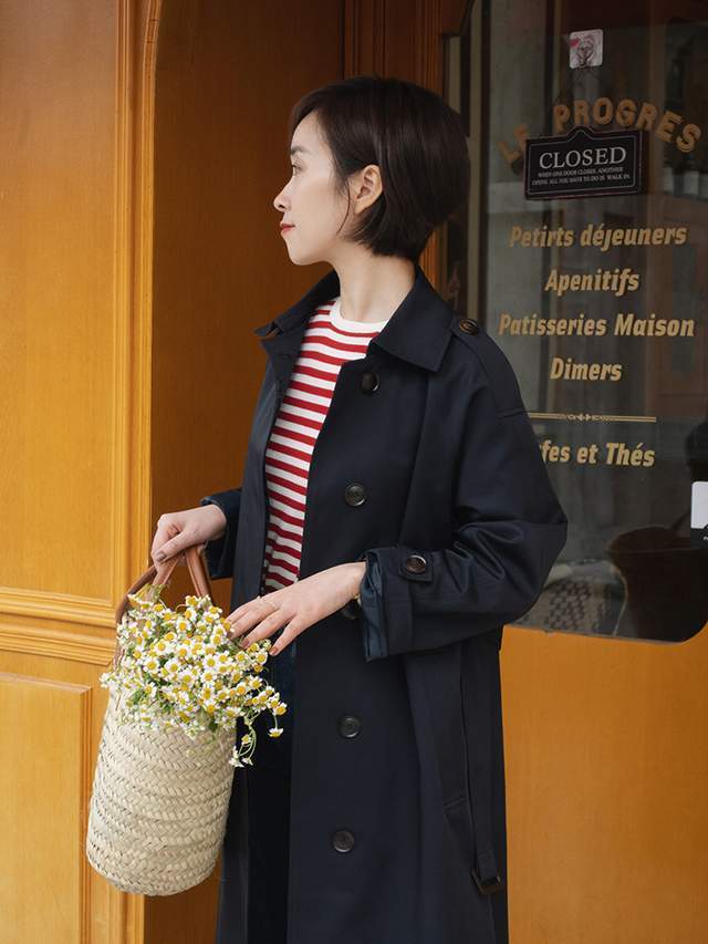 风衣|秋季,奔四奔四的女人怎么穿风衣?搭配衬衫和牛仔裤,减龄又洋气