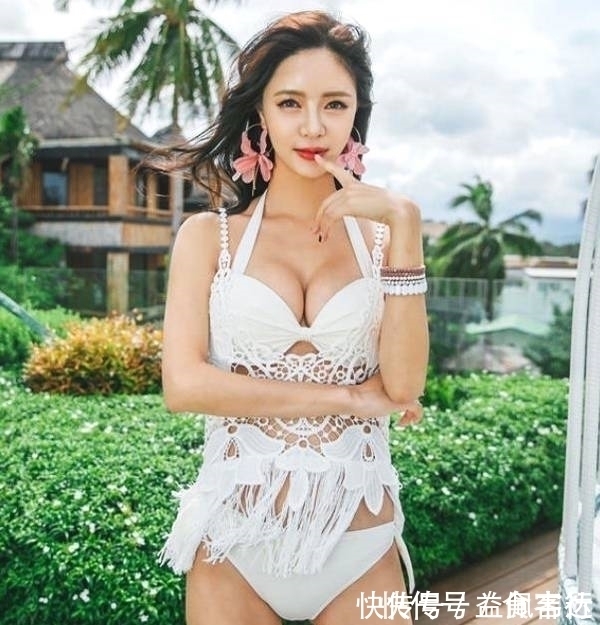 紧身 小姐姐时尚泳衣，显得时尚又有魅力，看着舒服又迷人