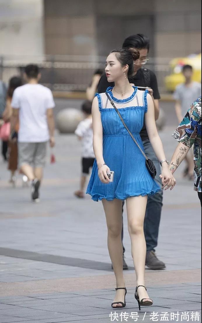 路人 街拍路人,楚楚动人的应季穿搭参考,每一款都它的独特魅力