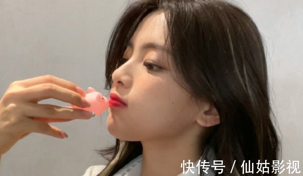 发言|杨超越草根的出生，没有包袱，不喂毒鸡汤，不被尘世裹挟