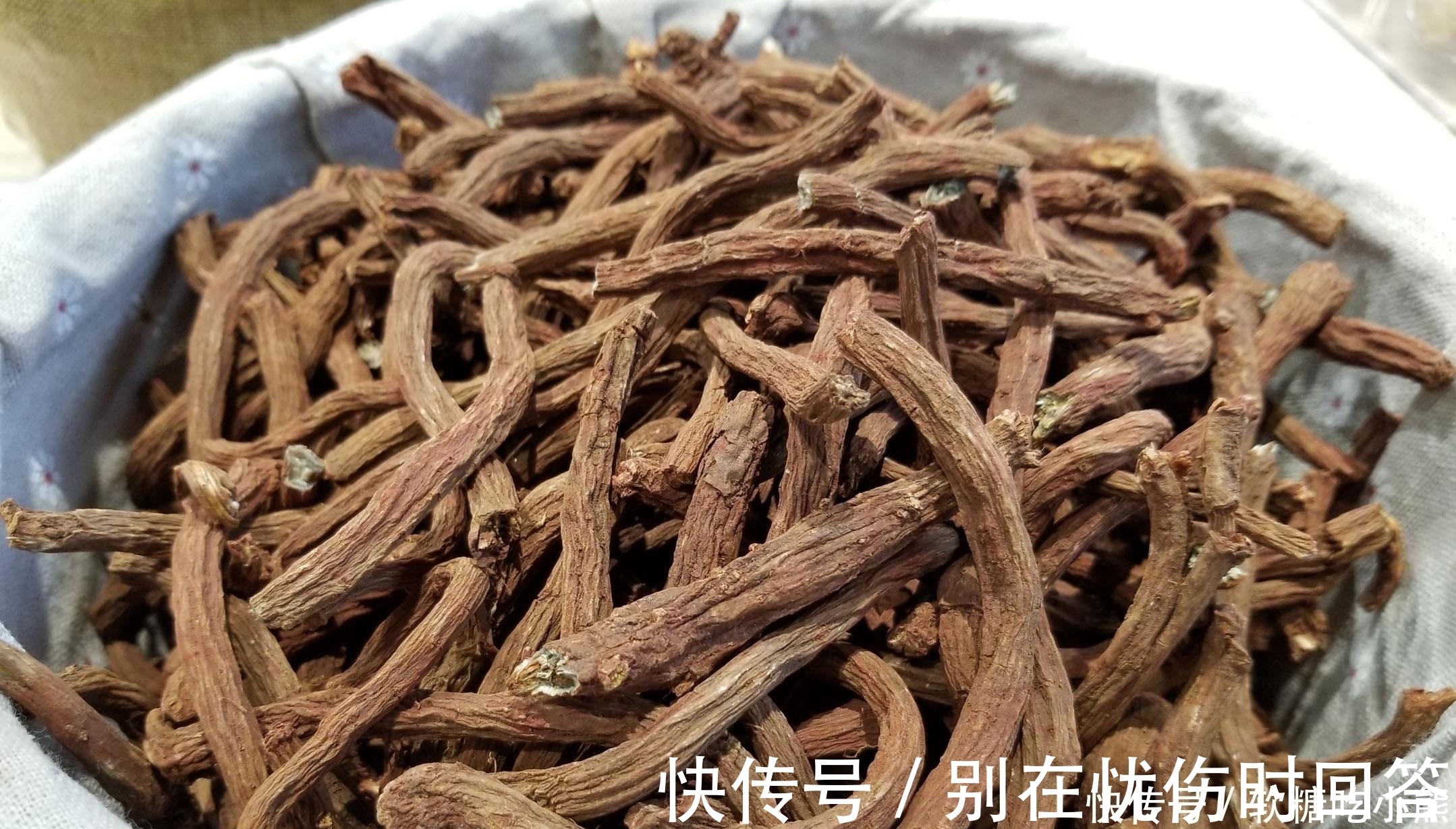 黄芪泡水|黄芪和它“天作之合”，用来泡水喝，血管通畅，肝肾也许笑开颜