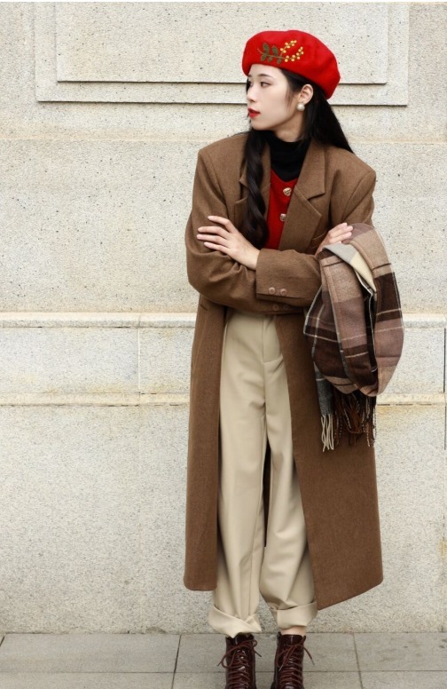 牛角扣|棕色大衣穿腻了?建议尝试叠穿法则,让你美得不一样,高级又洋气