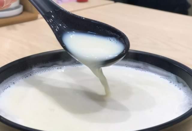 打豆浆时,牢记“1泡2煮3打”,豆浆香浓顺滑更细腻,早餐喝正好