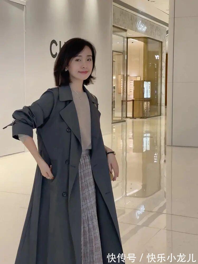 曲线感 时尚穿搭,搭配格纹半裙,尽显身材曲线感