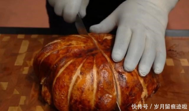 朋友生日请吃饭,桌上只有一个“南瓜”,大家说他抠,切开后懵了