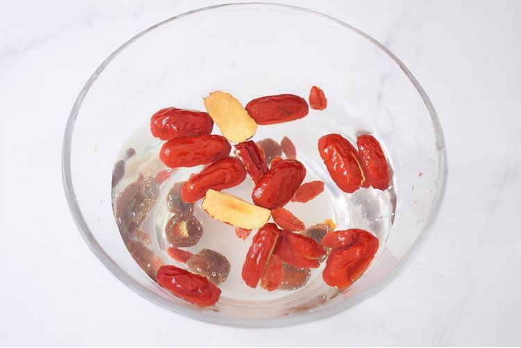 甜汤|天冷适合来一杯暖心的红枣茶，女人常喝气色好，简单好做