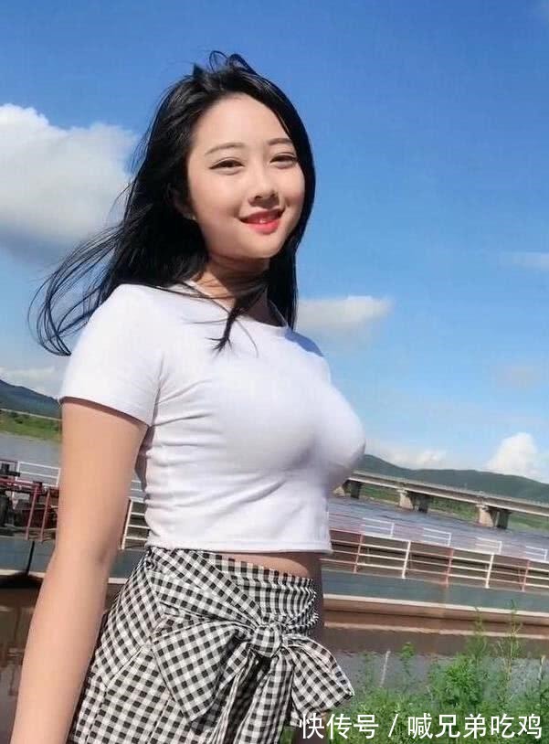 小姐姐|街拍微胖美女如一缕风,吹到了心底!