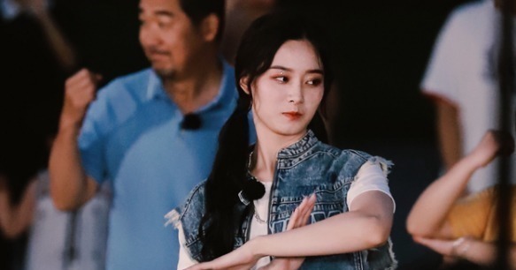 姜貞羽,徐藝洋因禍得福,人氣資源樣樣不差,彎道超車硬糖少女