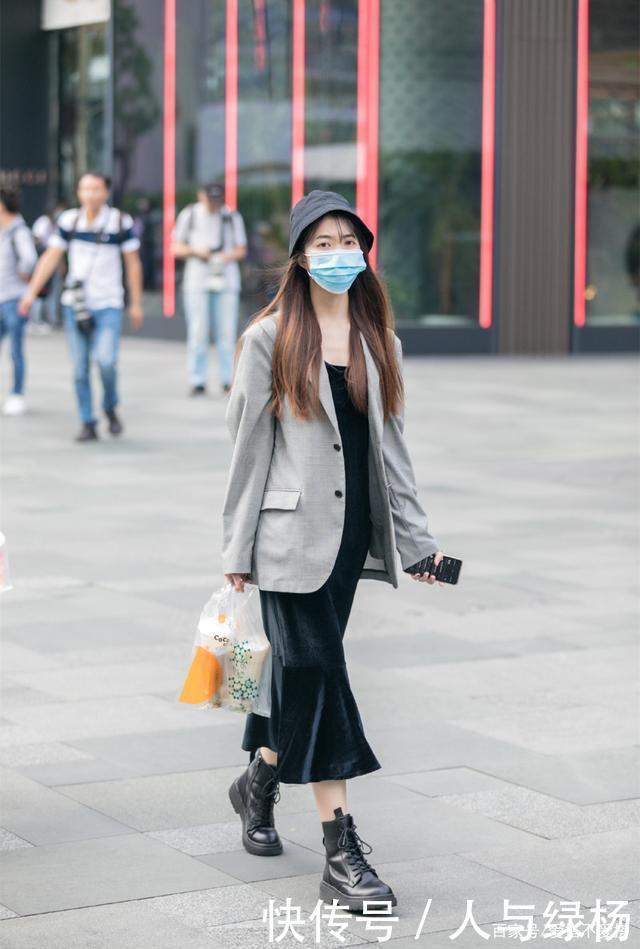 入秋后,尽量少穿裤子,今年流行“西装+裙子”,时髦又有范!