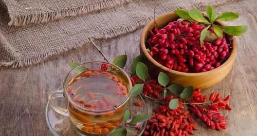  枸杞和黄芪|枸杞和它是“天生一对”，泡水可劲喝，祛湿排毒，肝肾会感谢你