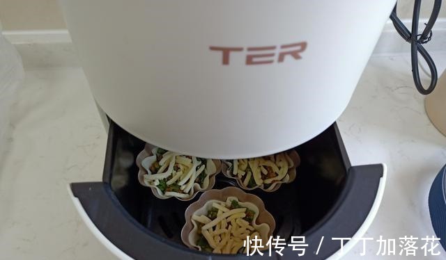 随手做个小吃，金黄酥脆香喷喷，不蒸不煮太简单，10分钟出一锅！