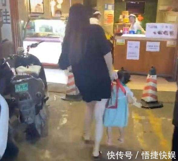 宝宝|宝妈有事外出,把娃交给小姨带,回家推开门没一个省心的