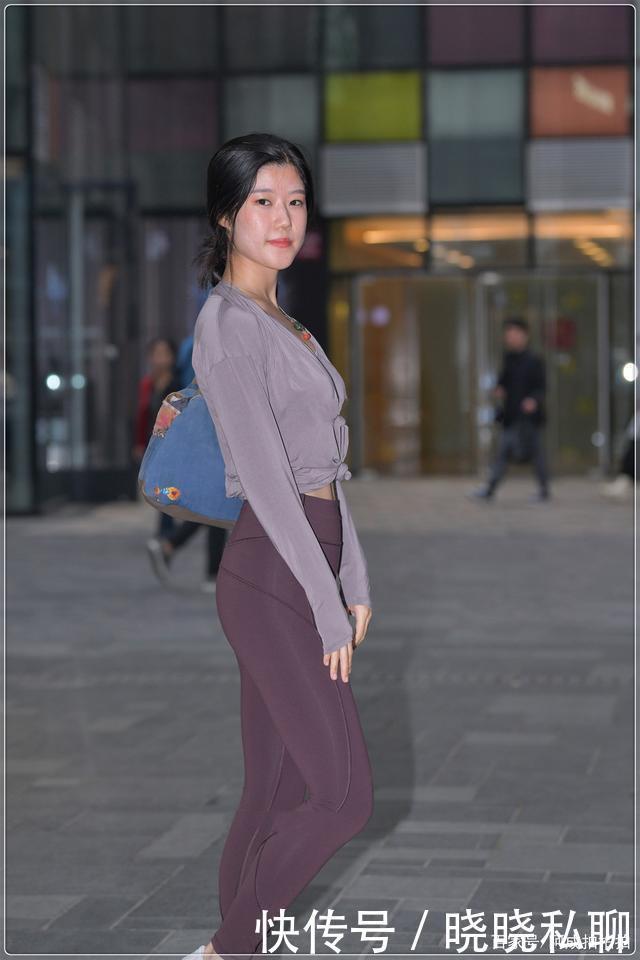 简单|一身简单运动穿搭,浅浅一笑温柔似水,气质出众