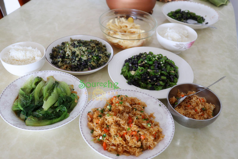 我家的晚餐30分钟做好，三道家常菜一道凉拌菜，还有一盘炒饭
