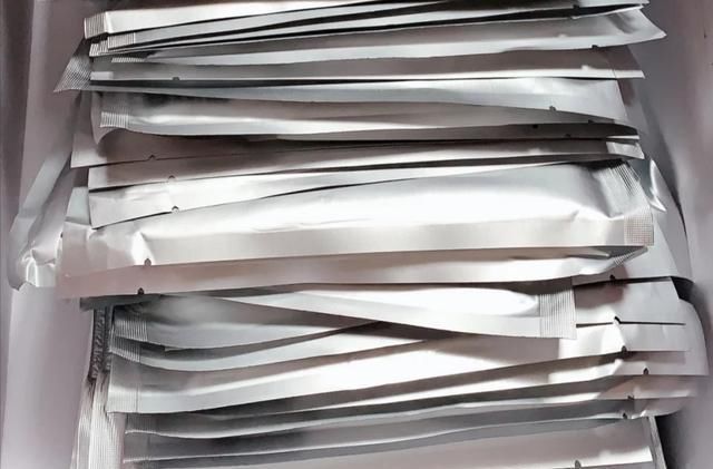 精华液|有4个特点的面膜,就不要再用了,钱花了还伤皮肤