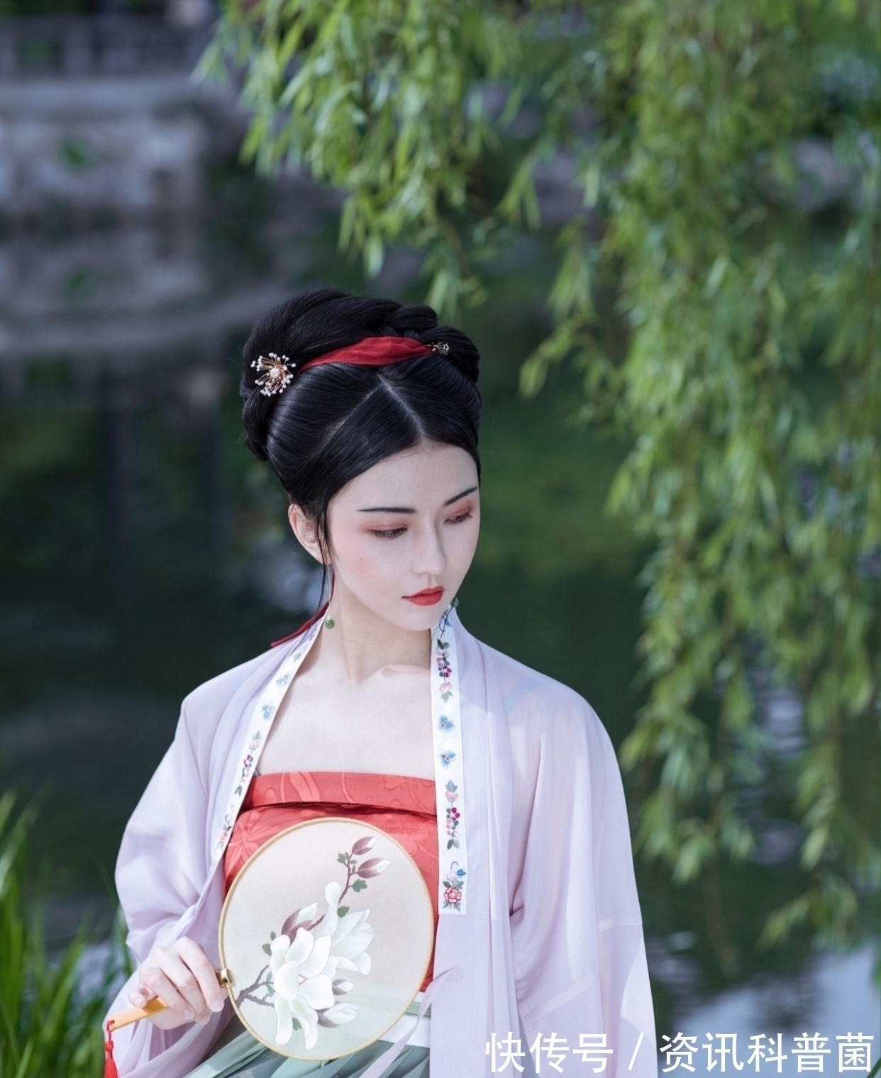 花季！如梦令：暮雨正潇潇，相约农家共酒。依旧，依旧。醉饮黄昏之后