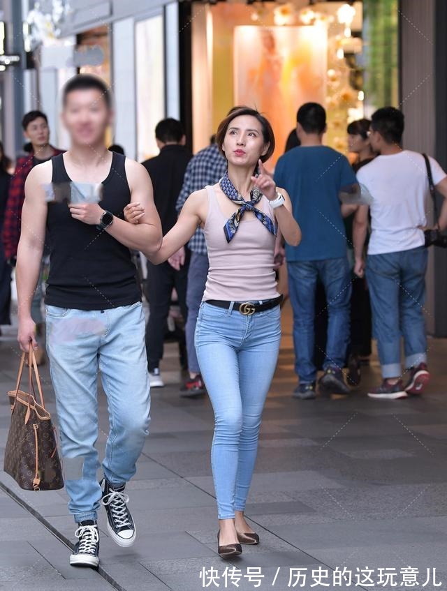着装 浅粉色背心搭配牛仔裤,散发一股小清新的感觉,迷人且美丽!