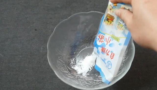 卫生间里老有小黑虫赶紧倒一碗它,异味黑虫全消灭,快告诉家人