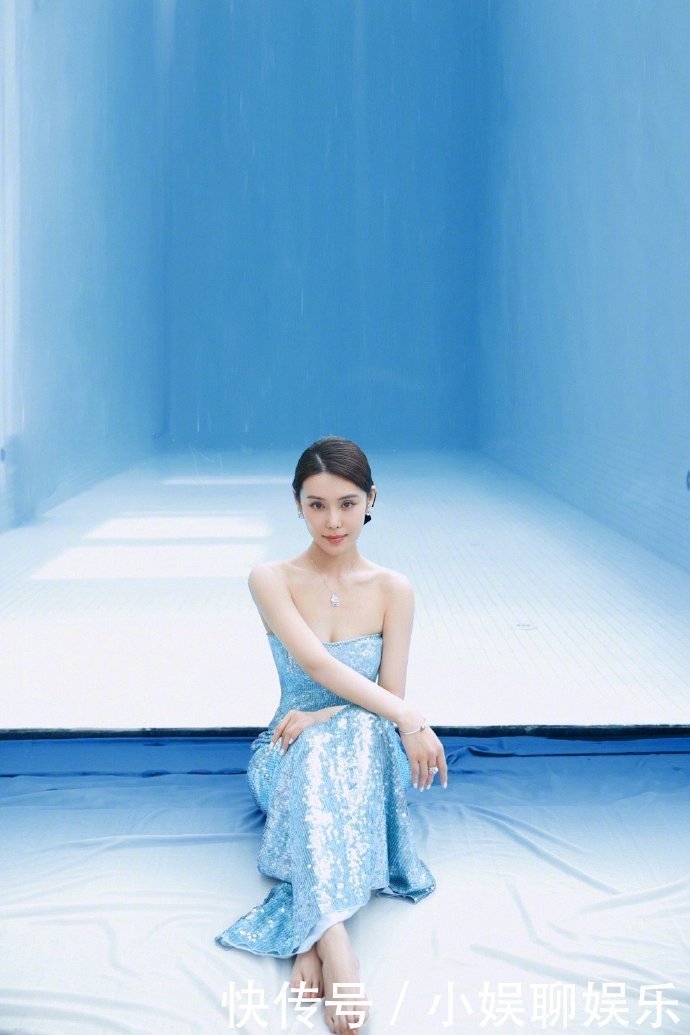 纤腰|韩丹桐一袭冰蓝流光抹胸裙,冰蓝璀璨的裙摆配以蝴蝶结发饰,加上美背纤腰漂亮肩颈