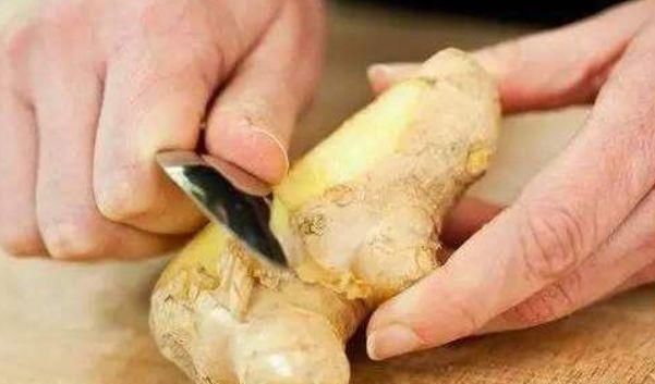 生姜|晚上睡覺前，把生姜涂抹在腳底下，堅(jiān)持15天，許多好處不請(qǐng)自來(lái)