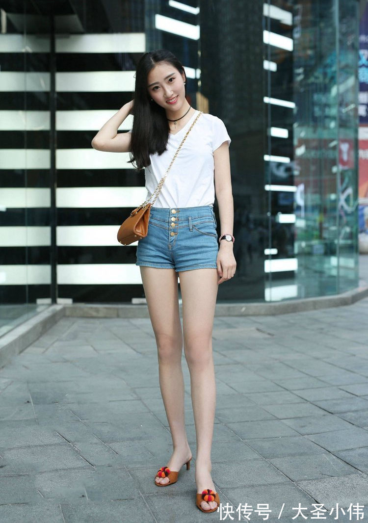 直筒牛仔裤|美女街拍:修身上衣搭配牛仔短裤,腿型又这么纤瘦标准,让多少人羡慕
