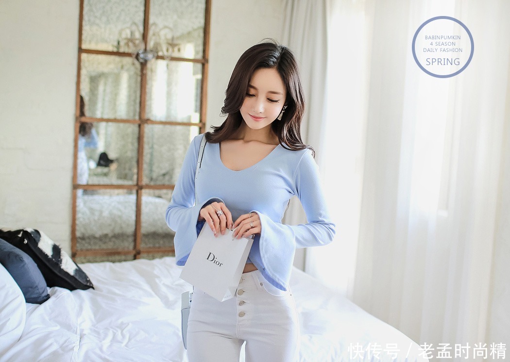 时尚穿搭:浅蓝色的柔美风情