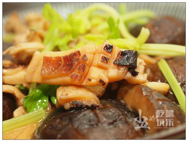 跟着张新民老师学做菜,香菇墨鱼焖鸡肉,香浓入味好下饭