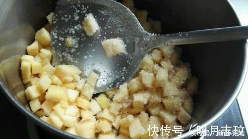 搅拌均匀|这款简单、易操作的苹果派,酸酸甜甜的,全家都喜欢吃