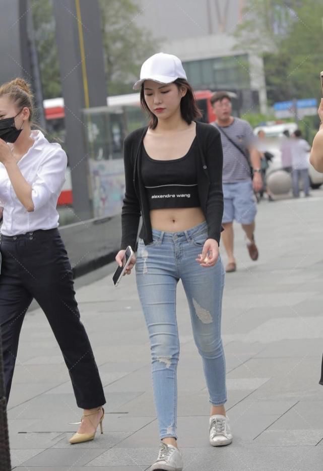 帽子|运动上衣搭配乞丐风牛仔裤,肚脐装和帽子让穿搭更具夏日时髦感