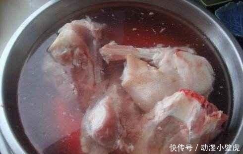 不管炖什么骨头汤, 万万不要直接加水煮, 多加1步, 汤汁奶香浓稠