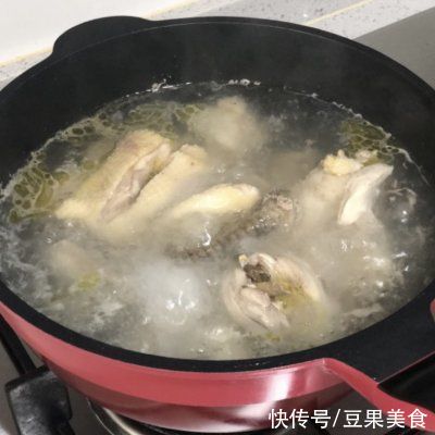  红菇鸡汤+蒜蓉蒸娃娃菜+南瓜杂粮饭