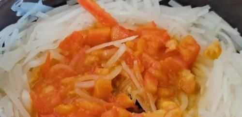 冬天要多吃萝卜,加1个西红柿,教你家常做法,出锅连汤汁都不剩