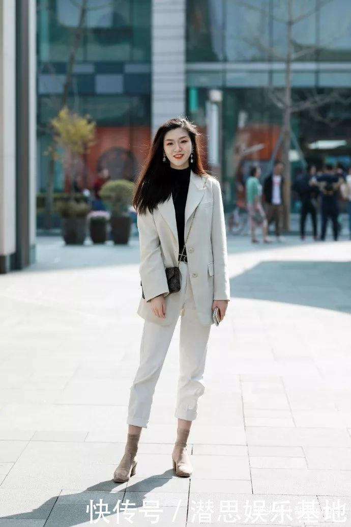 美女脚上穿上一双一字带的白色高跟鞋,看上去不仅气质,而且修长