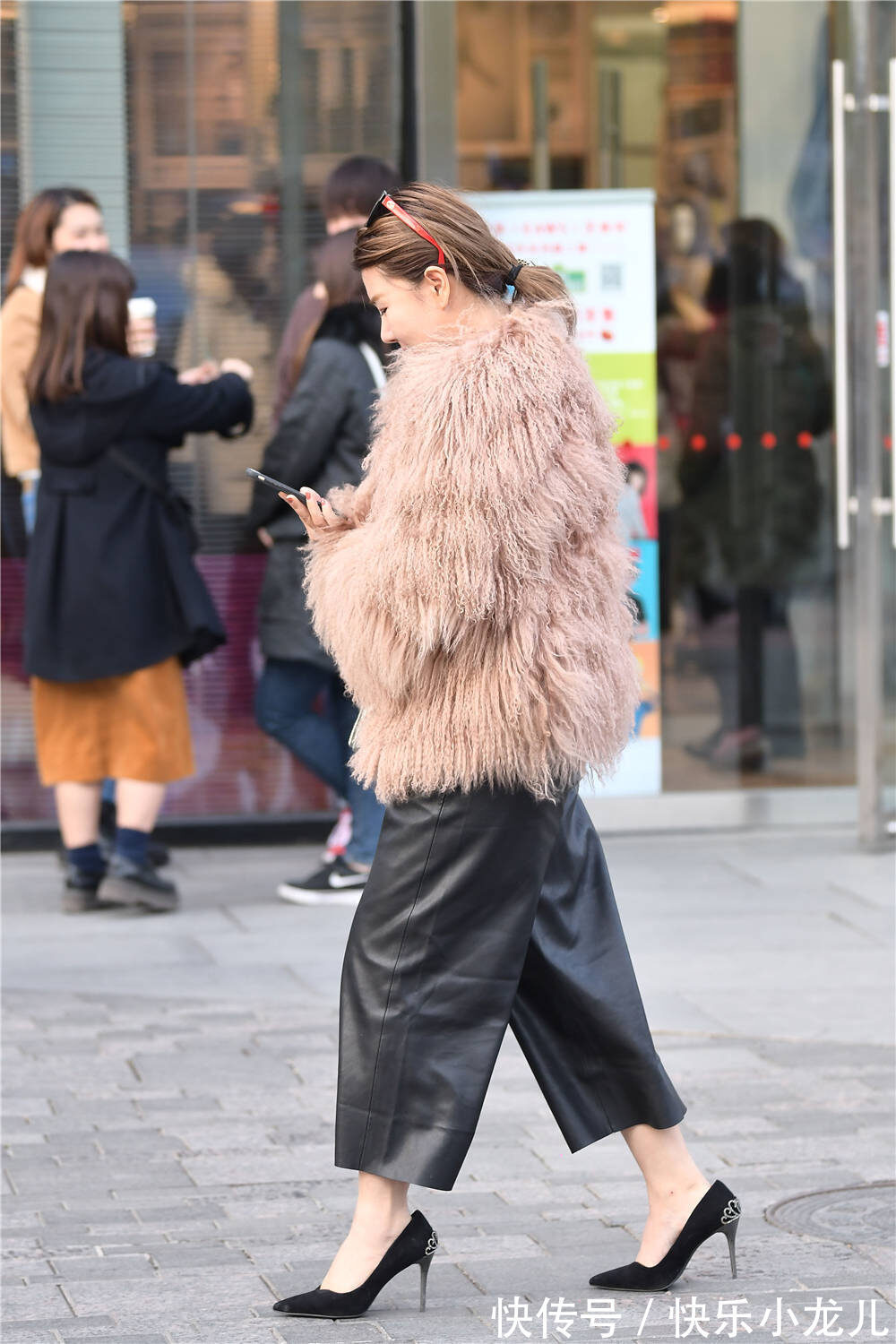 高跟鞋 黑色九分皮裤,宽松款式,搭配黑色尖头细跟单鞋