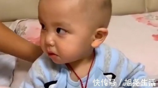 憋屈|“煽情奶爸”为娃讲故事火了,娃一脸憋屈糟老头子真的坏得很!