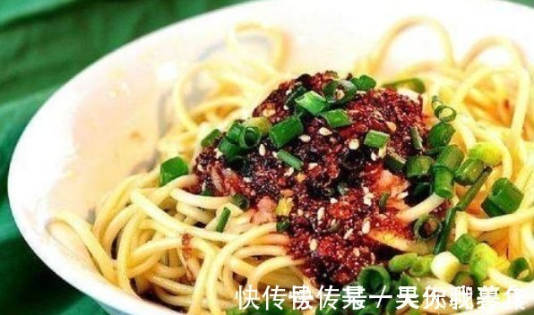 做凉面，煮熟后不要泡冷水，学会2招，面条爽滑筋道，又香又入味