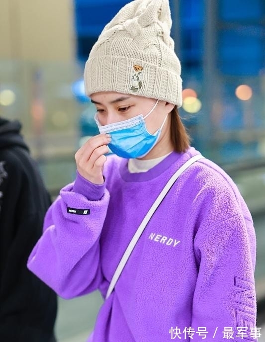 富二代 何超莲虽然长得好看,却不怎么像富二代,日常的穿搭太普通了