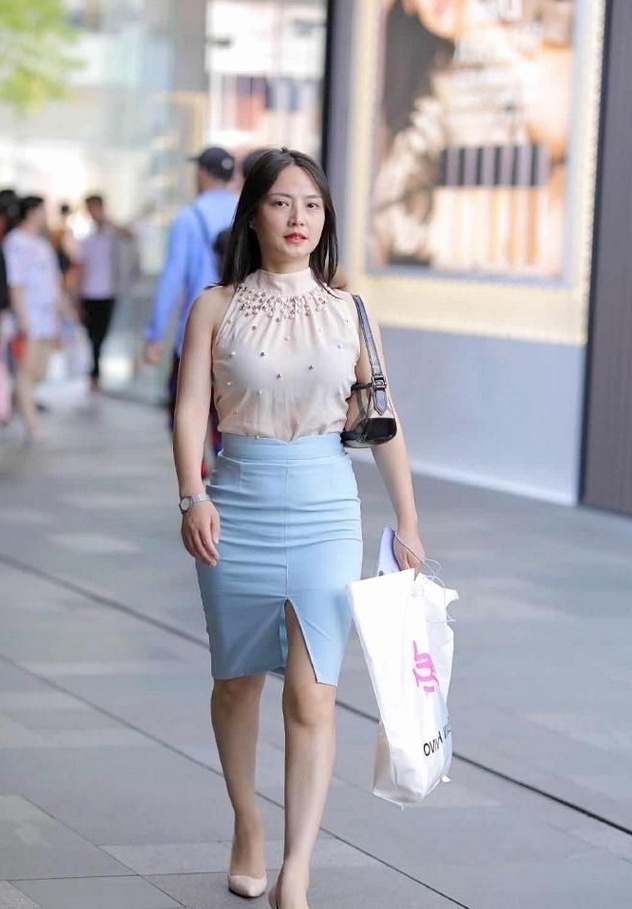 精悍|小姐姐装扮这么精悍,无痕裙穿出高级感,性感又迷人!