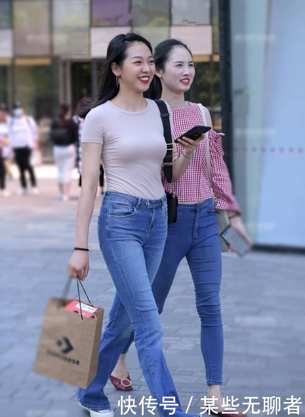 粉色|如何轻松玩转逛街穿搭?粉色紧身T恤+阔腿牛仔裤,高级感说来就来