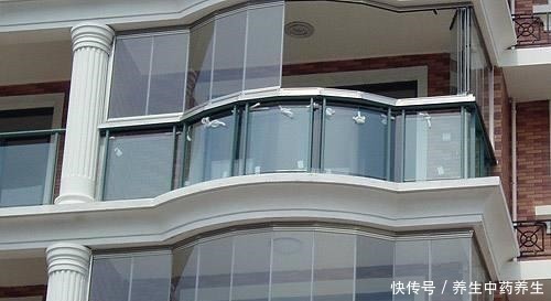 阳台上|封阳台不要傻傻用铝合金窗了，聪明人更爱装这种代替，后悔才发现！